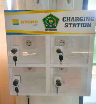 Charging station di ruang PTSP