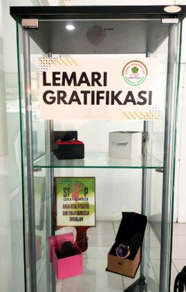 Lemari gratifikasi di ruang PTSP