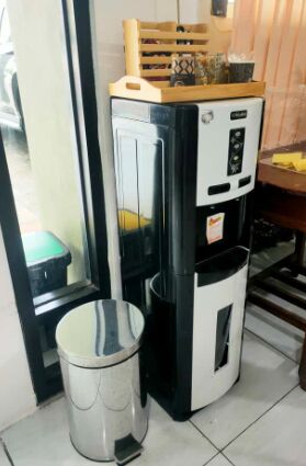 Fasilitas air minum gratis di ruang PTSP
