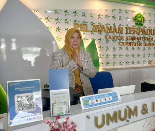 Petugas melayani pengguna layanan di loket prioritas PTSP