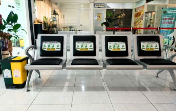 Kursi tunggu prioritas di ruang PTSP