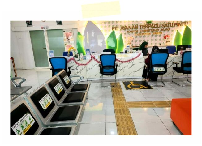 Area tunggu prioritas dan marka kursi roda di ruang PTSP