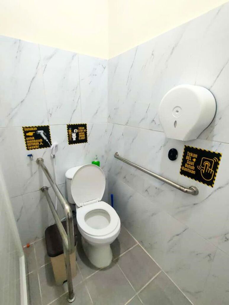 Interior toilet disabilitas dengan pegangan rambat