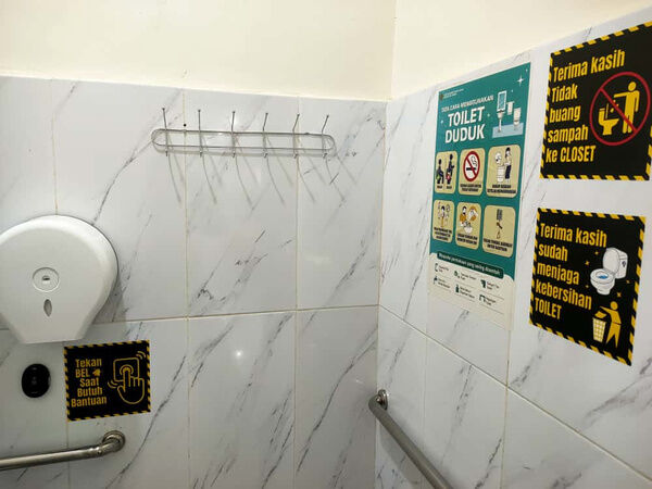 Tombol panggilan darurat di toilet disabilitas