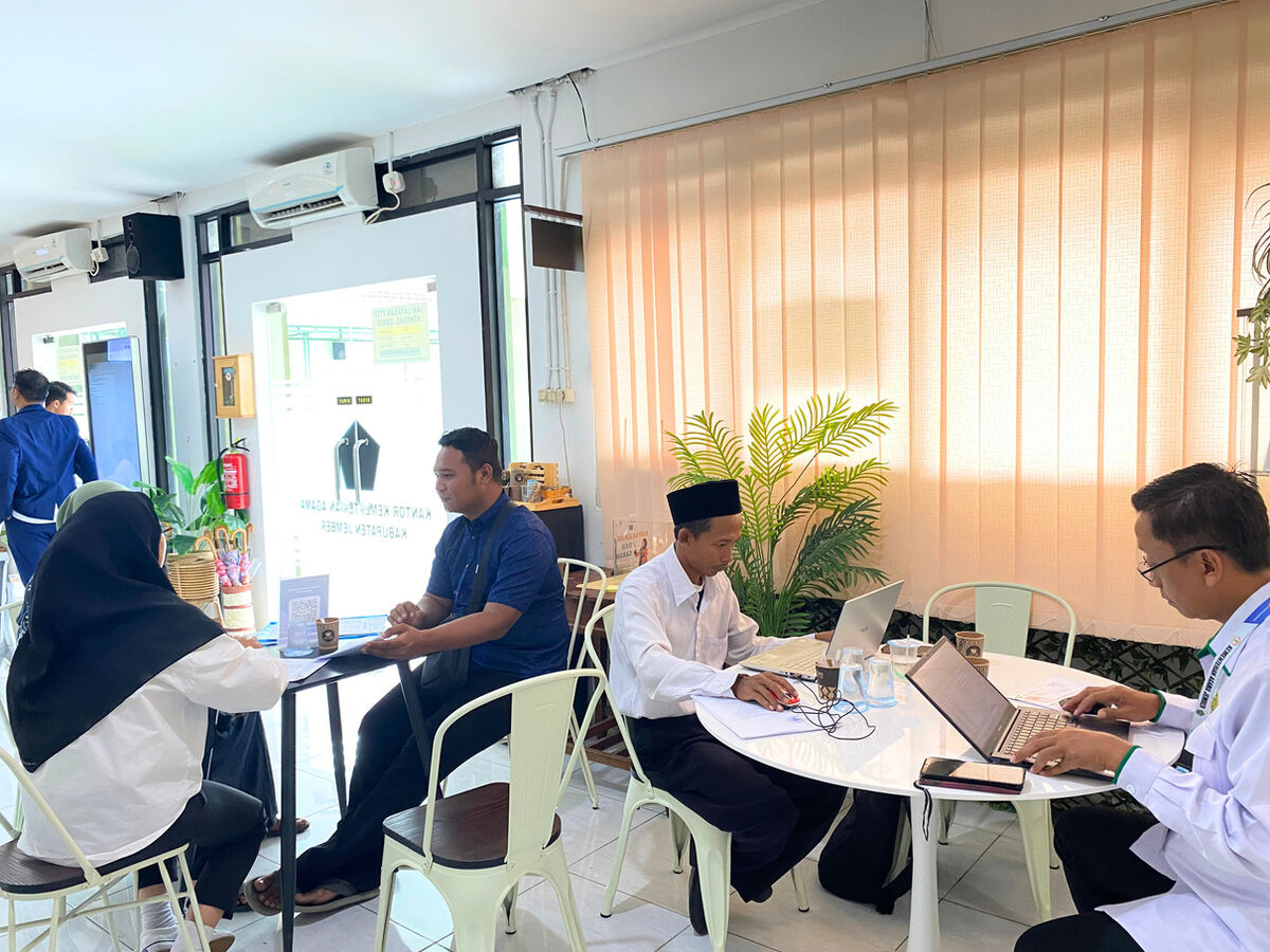 Kegiatan konsultasi masyarakat di ruang konsultasi umum PTSP