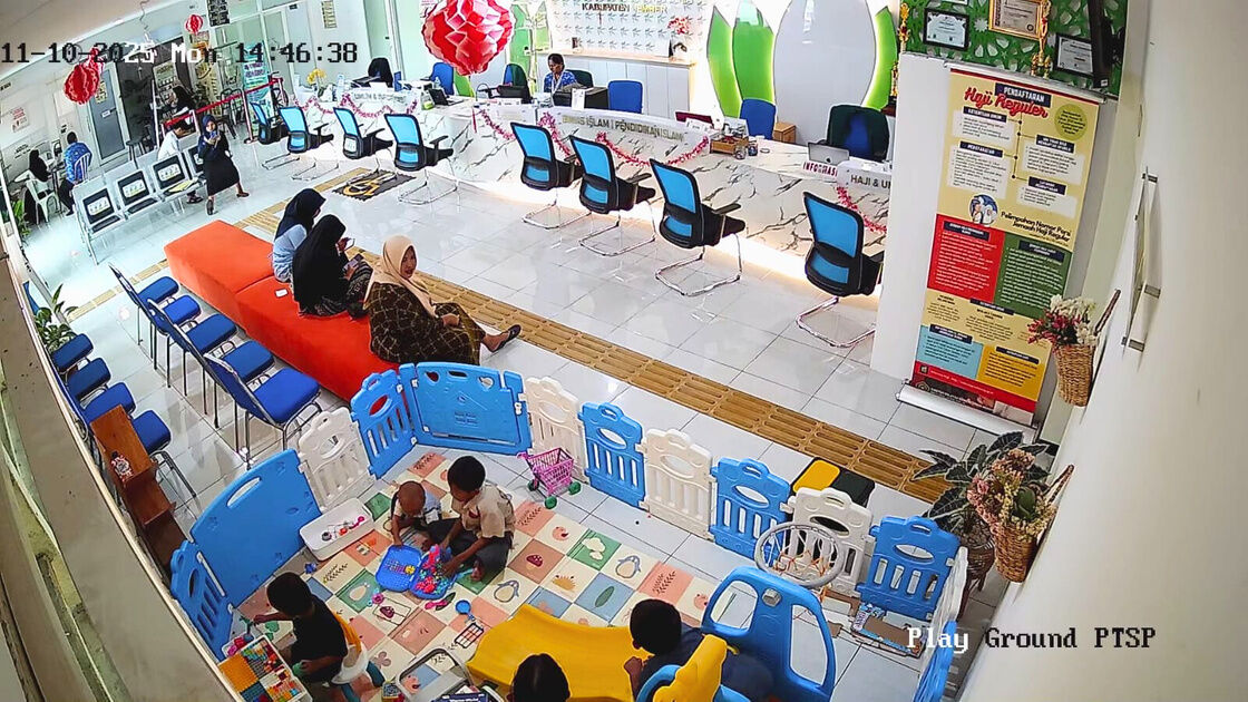 Anak-anak bermain di area ramah anak PTSP