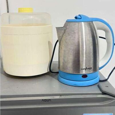 Alat sterilisasi botol dan pemanas air di ruang laktasi