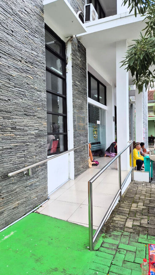 Jalur landai atau ramp menuju Kantor Kementerian Agama Kabupaten Jember
