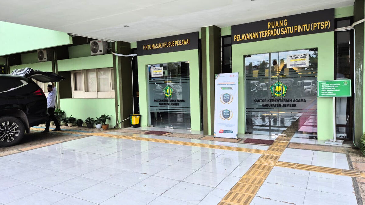 Pintu masuk ruang PTSP yang datar tanpa undakan