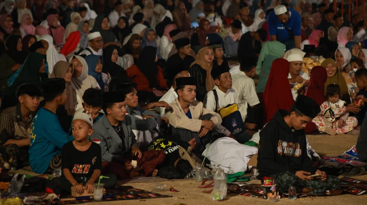 Ribuan jamaah mengikuti dzikir dan sholawat di Alun-Alun Jember